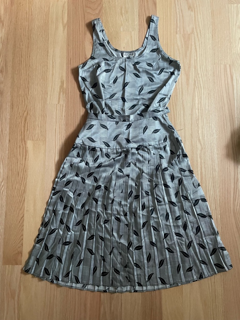 *A SET* Black Leaf Print Sleeveless top and Pleated Midi Skirt